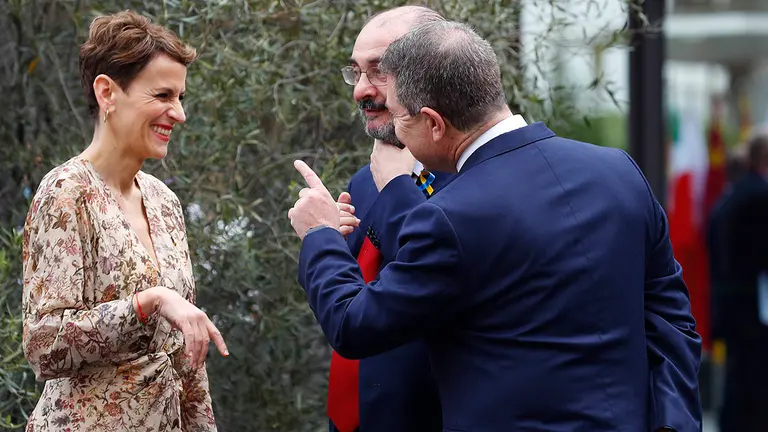 El presidente de Castilla-La Mancha, Emiliano García Page (d) conversa con la presidenta de Navarra, María Chivite, y el presidente de Aragón, Javier Lambán. EFE/Elvira Urquijo A.