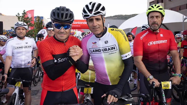 El exciclista Miguel Induráin (2d) y el triatleta profesional y cinco veces campeón mundial, Javier Gómez Noya (i), momentos antes del tradicional corte de cinta antes de dar comienzo la prueba cicloturista "La Induráin", con salida y llegada en Villava, que se celebra este sábado con tres recorridos y los maillot del Giro y el Tour al coincidir con el 30 aniversario del primer doblete de Miguel Induráin. EFE/Villar López