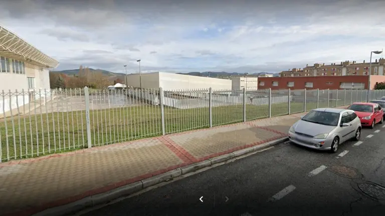 Patio compartido de los colegios Mendigoiti y el Lago de Mendillorri. GOOGLEMAPS.