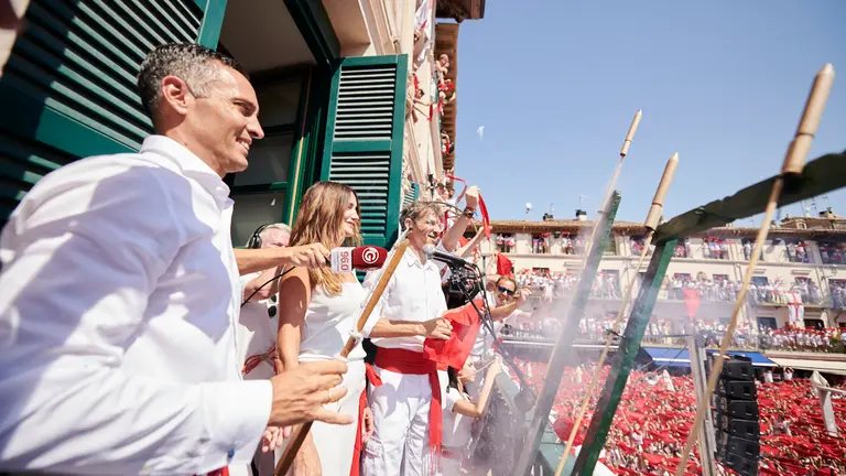 Cientos de personas celebran el cohete de Tudela por las fiestas de Santa Ana 2022. PABLO LASAOSA