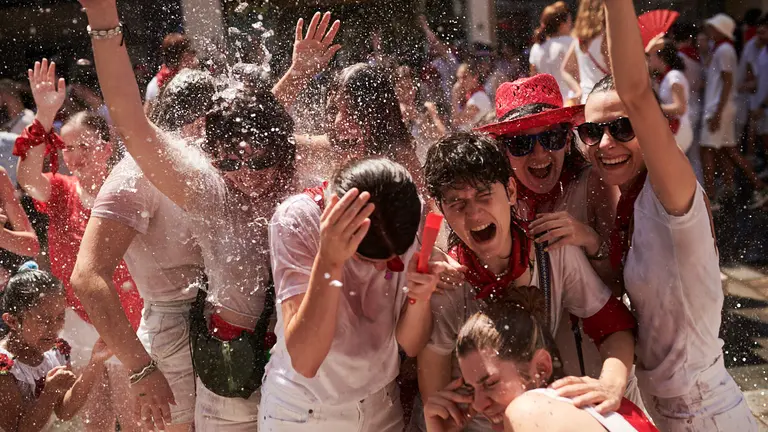 Cientos de personas celebran el cohete de Tudela por las fiestas de Santa Ana 2022. PABLO LASAOSA