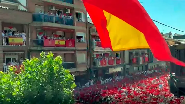 Tras dos años de pandemia, San Adrián ha vuelto a disfrutar de las Fiestas de las Santas Reliquias. Así lucía la plaza en el emotivo lanzamiento del cohete.