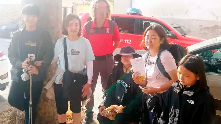 Agentes de la Policía Foral localizan a  una niña que se había perdido mientras hacía el Camino de Santiago. POLICÍA FORAL