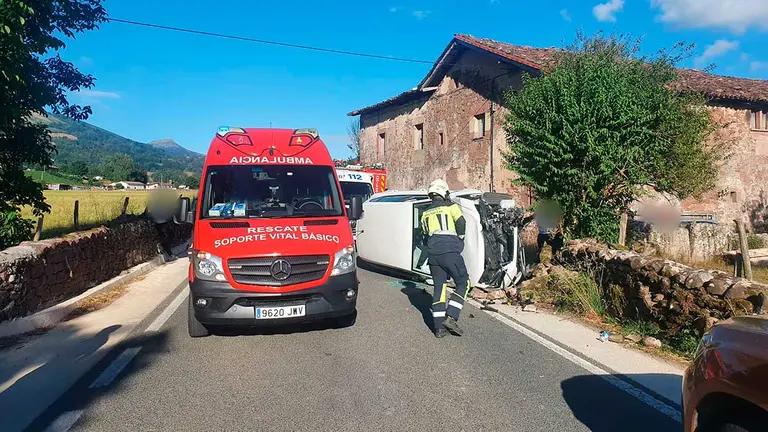 EL coche volcó sobre su lateral quedando heridos sus cuatro ocupantes. BOMBEROS DE NAVARRA