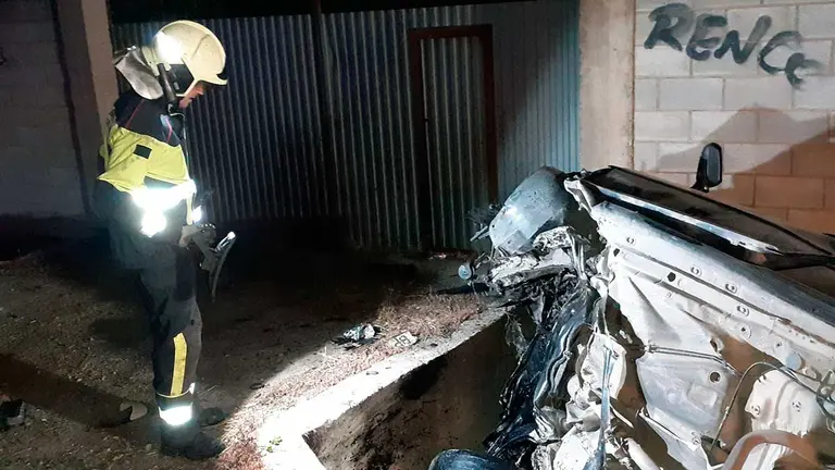 Los bomberos acudieron al rescate del vehículo siniestrado. BOMBEROS DE NAVARRA