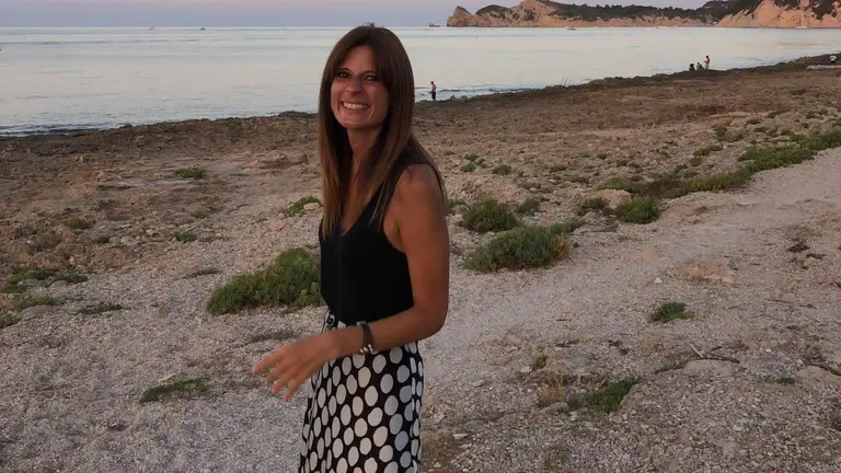 La profesora de la Universidad de Navarra Maricruz Díaz de Terán, en la playa de El Arenal, en Jávea, en Alicante.