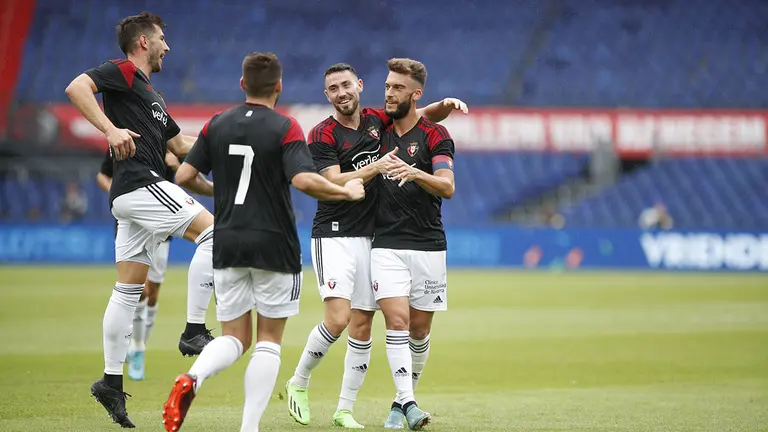 Varios futbolistas de Osasuna celebran el gol de Roberto Torres en el partido amistoso disputado contra el Feyenoord en Holanda. C.A. OSASUNA