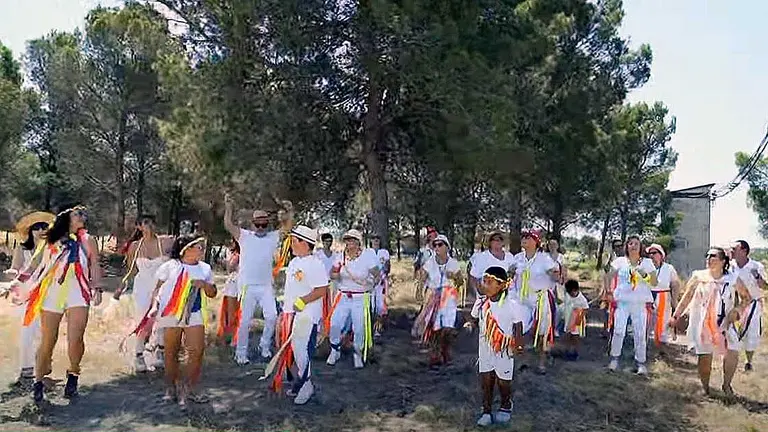 El coro de Rada invita a todo el mundo a "enamorarse de la vida" en un videoclip que desborda alegría.