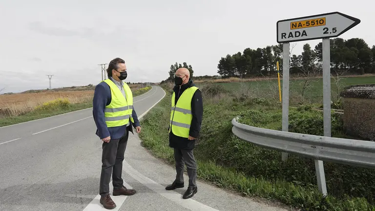 El director general de Obras Públicas e Infraestructuras, Pedro López, y el consejero de Cohesión Territorial, Bernardo Ciriza, en una visita reciente a la carretera NA-128 Caparroso-Mélida. - GOBIERNO DE NAVARRA - Archivo