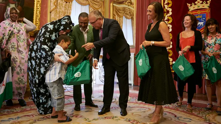 El Ayuntamiento recive a una representación de los niños y niñas saharauis que están pasando el verano con familias de Navarra. PABLO LASAOSA