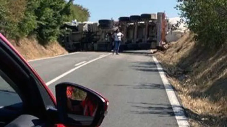 El camión volcado ocupa todo el ancho de la calzada. POLICÍA FORAL.