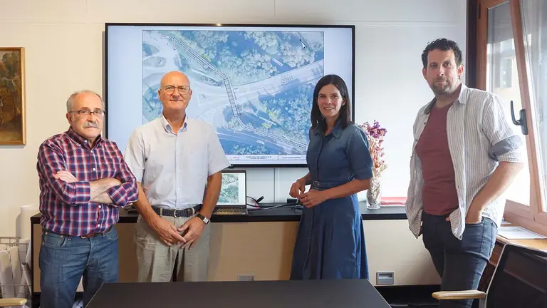 De izquierda a derecha, el presidente del Concejo de Arre, Juan María Ulazia; el consejero de Cohesión Territorial, Bernardo Ciriza; la directora general de Transportes y Movilidad Sostenible, Berta Miranda; y el alcalde de Villava, Mikel Oteiza, durante el encuentro. GOBIERNO DE NAVARRA