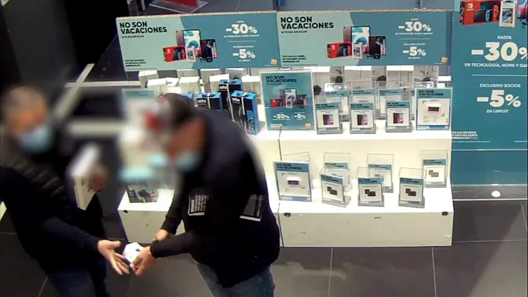 El surrealista robo frente a las cámaras de seguridad de dos ladrones en un centro comercial de la comarca de Pamplona. GUARDIA CIVIL