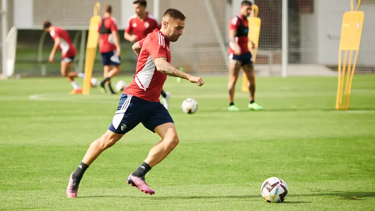 Rubén Peña en el entrenamiento de Osasuna en las instalaciones de Tajonar durante la pretemporada de 2022. PABLO LASAOSA