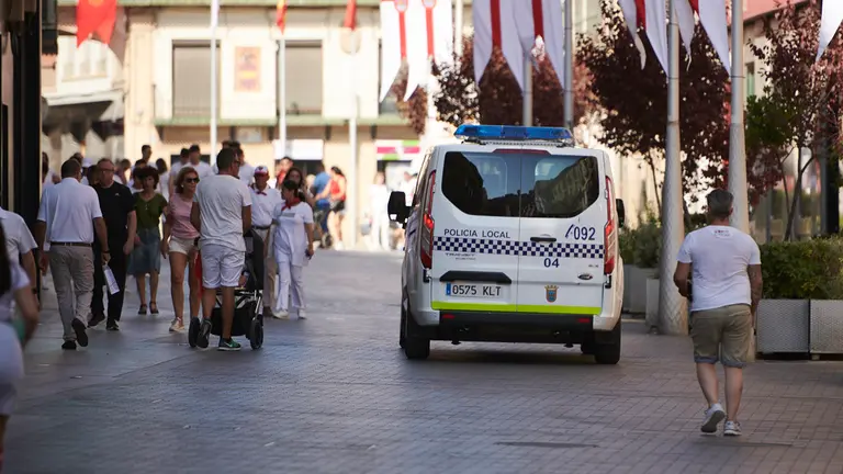 Policías Municipales en el cohete de Tudela por las fiestas de Santa Ana 2022. PABLO LASAOSA