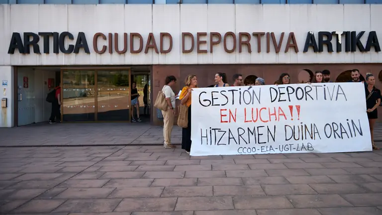 Los responsables de Instalaciones Deportivas de los sindicatos CCOO, ELA, UGT y LAB ofrecen una rueda de prensa para anunciar una huelga que afectará al uso de piscinas en algunos complejos deportivos "ante los planteamientos insuficientes de la patronal en la negociación del convenio de dicho sector". PABLO LASAOSA