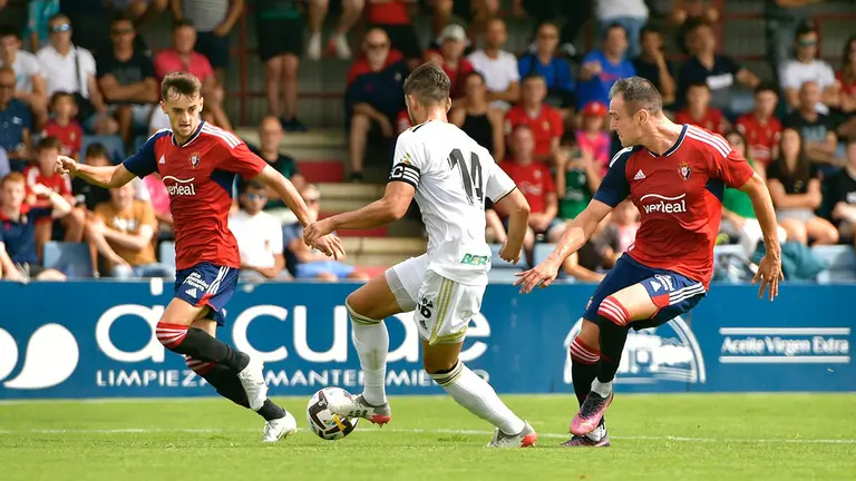 Los jugadores de Osasuna Aimar Oroz y Kike García en el partido amistoso ante el Burgos el 5 de agosto