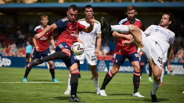 Osasuna se enfrenta al Burgos en Tajonar en un partido amistoso durante la pretemporada de 2022. PABLO LASAOSA