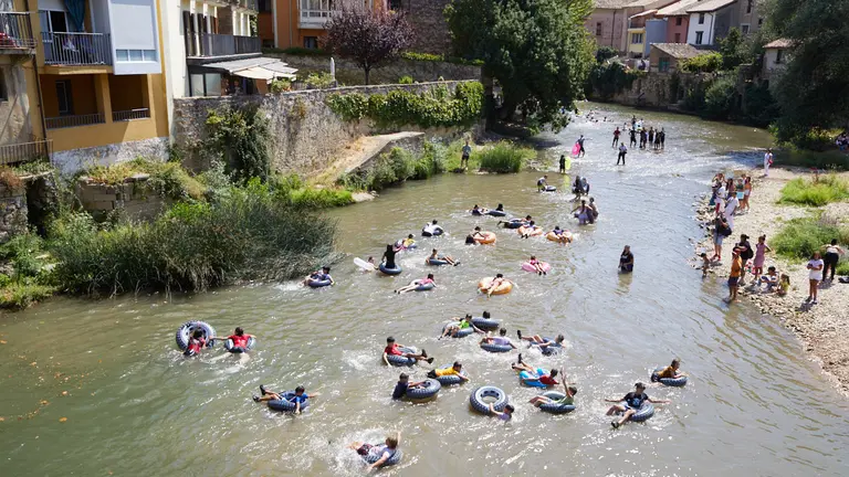 Tradicional descenso de la juventud de Estella por el río Ega tras el chupinazo de inicio de las fiestas de 2022. IÑIGO ALZUGARAY