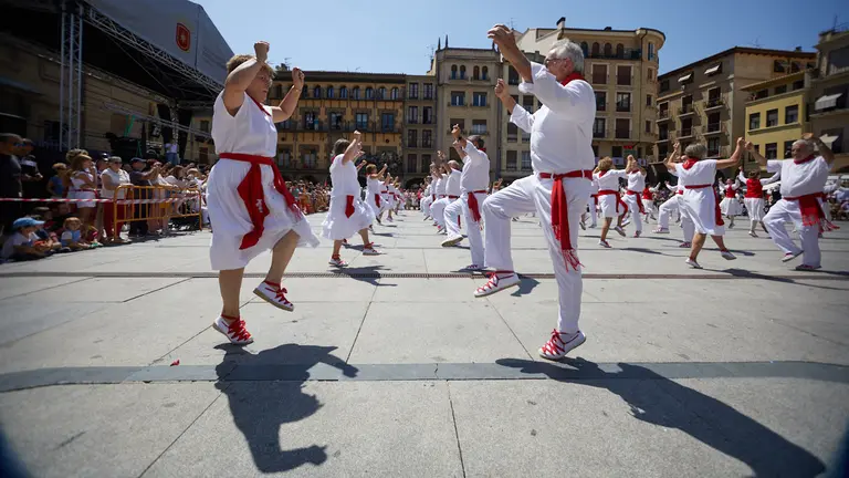 La asociación de ExDanzaris de Estella Francisco Beruete interpreta el Baile de la Era en la plaza de los Fueros tras el chupinazo de inicio de las fiestas de 2022, este año en homenaje a la Ikastola Lizarra. IÑIGO ALZUGARAY