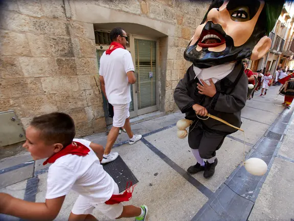 Salida de la Comparsa de Gigantes y Cabezudos en el primer día de las Fiestas de Estella 2022. IÑIGO ALZUGARAY