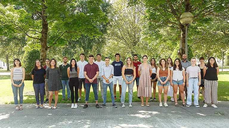 Parte de los componentes del equipo iGEM, junto a profesorado, en la UPNA.

El equipo de 14 estudiantes de la Universidad Pública de Navarra (UPNA) que participará en el mes de octubre, en París, en la final del concurso internacional de Biología Sintética iGEM (International Genetically Engineered Machine), lo hará con un proyecto que combina la salud mental y la economía circular.

SOCIEDAD 
UPNA