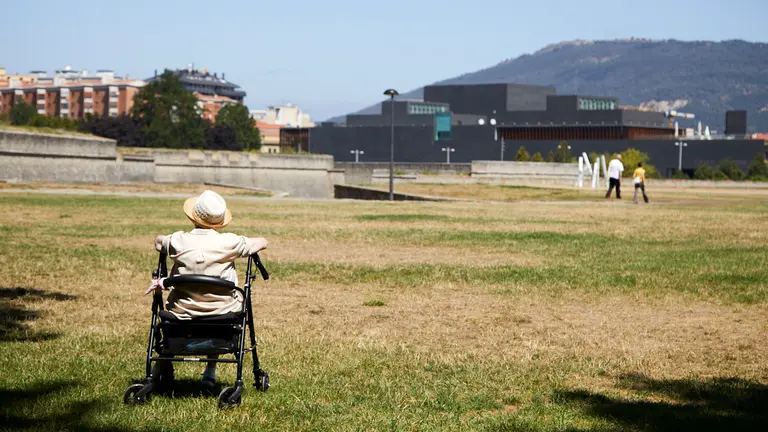 Estado de las zonas verdes de la Vuelta del Castillo y los fosos de la Ciudadela de Pamplona tras las Fiestas de San Fermín 2022. IÑIGO ALZUGARAY