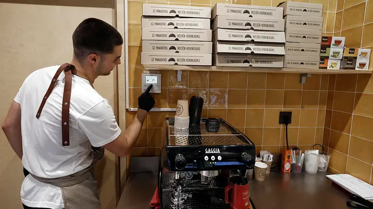 Un trabajador de un establecimiento de Pamplona regula la temperatura del local cuando este miércoles 10 de agosto empiezan a ser obligatorias las primeras medidas incluidas en el nuevo plan de ahorro energético aprobado por el Gobierno, la regulación del aire acondicionado en el interior de los establecimientos y el apagado durante la noche de la iluminación de edificios públicos y escaparates. Los locales climatizados deberán regular su aire acondicionado a partir de este miércoles: la temperatura no podrá ser inferior a los 27 grados en verano y la calefacción superior a los 19 grados en invierno, aunque bares, restaurantes y cafeterías podrán regular el aire acondicionado a una temperatura algo inferior a la señalada por el decreto. EFE/ Jesús Diges