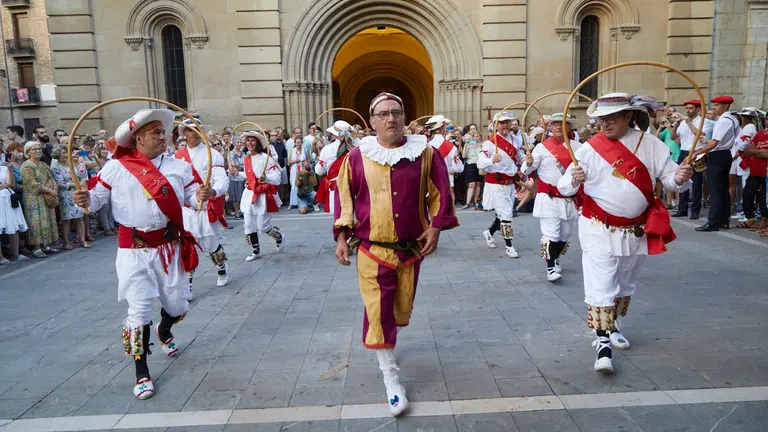 Los Danzantes de San Lorenzo bailan en el día de la festividad de su patrón. IÑIGO ALZUGARAY