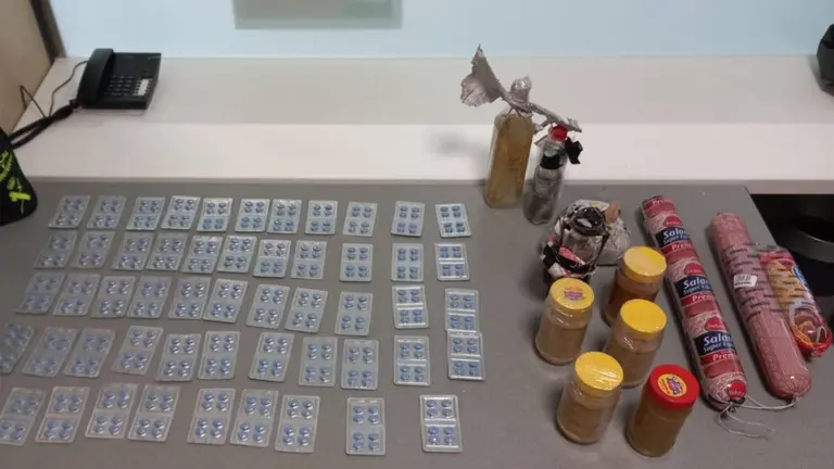 Pastillas de Viagra y productos de origen aniumal incautados en el control de aduanas del aeropuerto de Noáin. GUARDIA CIVIL.