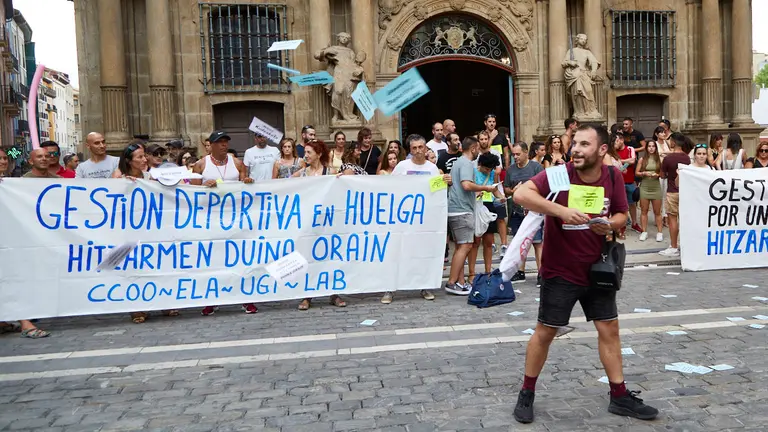 Concentración convocada por los sindicatos CCOO, UGT, ELA y LAB en el marco de la huelga para "relanzar" la negociación del convenio en el sector de las instalaciones deportivas. IÑIGO ALZUGARAY
