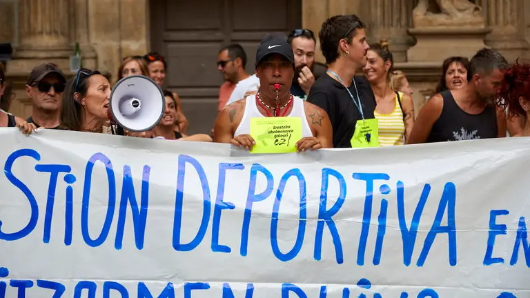 Concentración convocada por los sindicatos CCOO, UGT, ELA y LAB en el marco de la huelga para "relanzar" la negociación del convenio en el sector de las instalaciones deportivas. IÑIGO ALZUGARAY