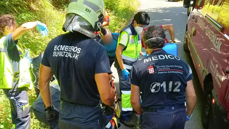 Salida de vía y caída por una ladera de un turismo, entre Aldatz y Beruete. BOMBEROS DE NAVARRA