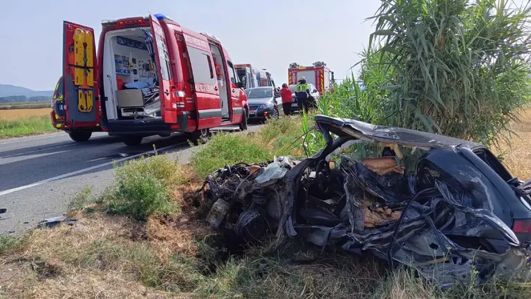 Estado en el que ha quedado el vehículo en el que viajaba la mujer herida en Mélida. BOMBEROS DE NAVARRA,