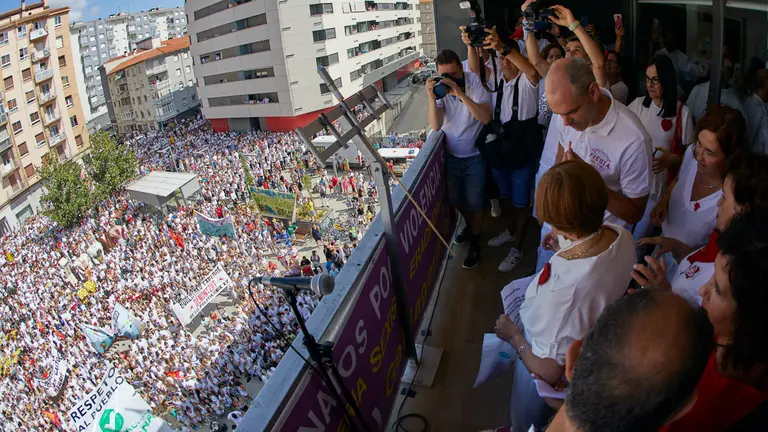 Lanzamiento del Chupinazo de inicio de las Fiestas de Burlada 2022, este año a cargo de dos de los mayores de la jubiloteca municipal de la localidad. IÑIGO ALZUGARAY