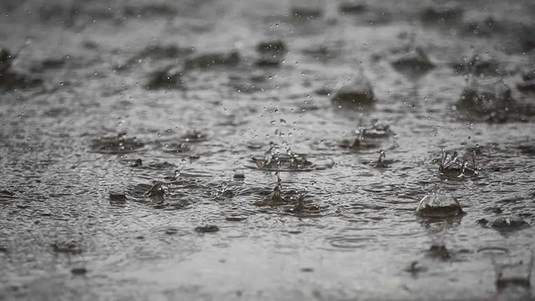 Lluvia cayendo sobre el suelo. EUROPA PRESS