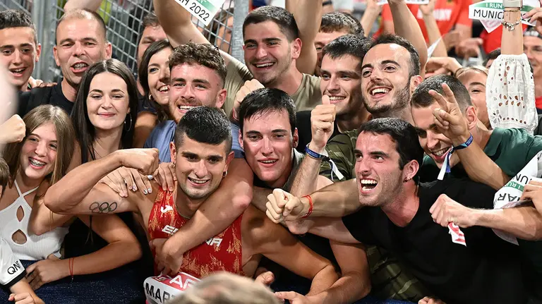 Asier Martínez celebra su medalla de oro con sus compañeros de la selección española en Múnich. Sven Hoppe/dpa