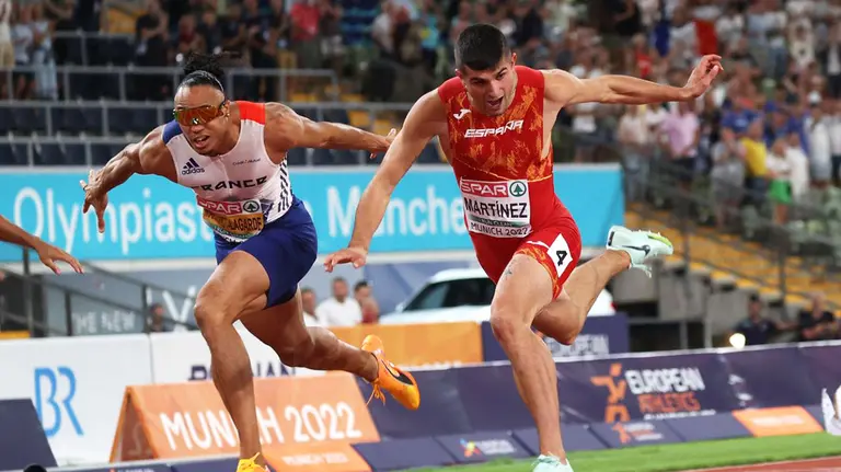 Asier Martínez se impone por una milésima al francés Pascal Martinot-Lagarde en Múnich. @atletismoRFEA.
