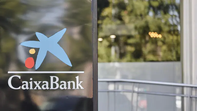 Distintivo y logo de las oficinas de Caixabank. EUROPA PRESS