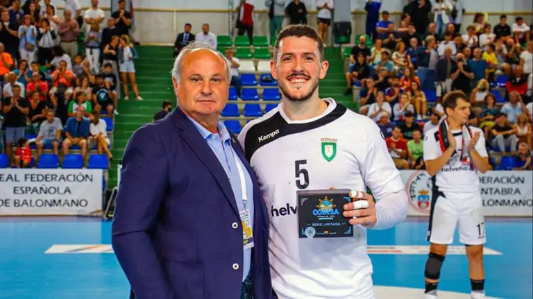 Arthur Pereira ha recibido el trofeo al mejor jugador del partido. @fcantabrabm