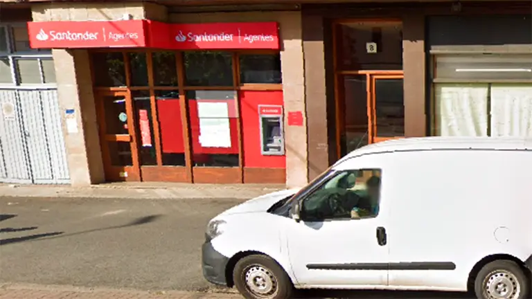 Oficina del banco Santander en Lecumberri. ARCHIVO