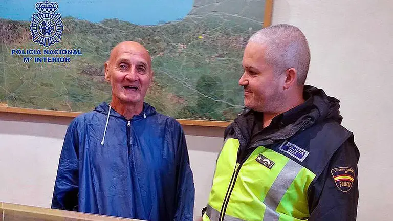 El peregrino exhausto posa en Roncesvalles con el agente que lo localizó. POLICÏA NACIONAL.