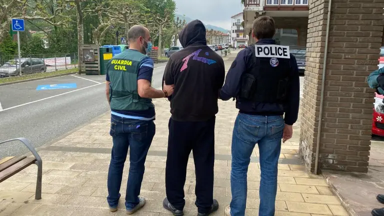 momento de la detención de uno de los integrantes de la banda dedicada a cruzar de manera irregular inmigrantes a Francia. GUARDIA CIVIL