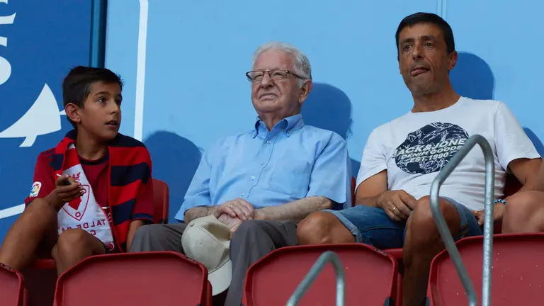 La grada de El Sadar durante el partido de La Liga Santander entre Osasuna y Cádiz. IÑIGO ALZUGARAY