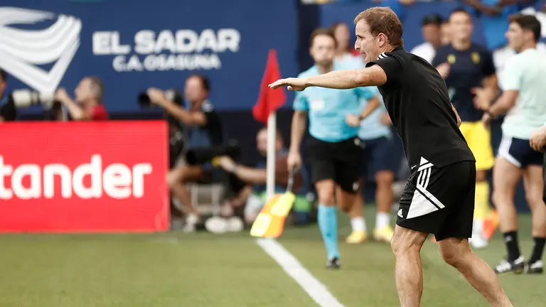 PAMPLONA, 20/08/2022.-El entrenador de Osasuna Jagoba Arrasate, durante el partido de la jornada 2 de LaLiga Santander contra el Cádiz, este sábado en el estadio de El Sadar en Pamplona.- EFE / Jesús Diges

