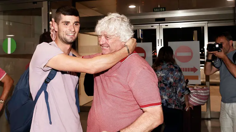 El campeón europeo de 110m vallas, Asier Martínez (i), saluda a amigos y familiares este sábado a su llegada al Aeropuerto de Noáin tras la consecución del oro en Múnich. EFE/ Jesús Diges