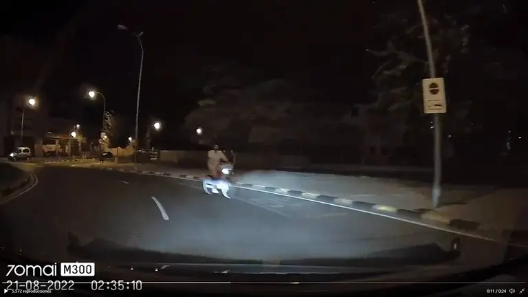 Captura del vídeo de la imprudencia. POLICÍA FORAL
