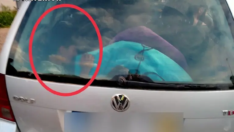 Imagen de uno de los ocho ocupantes, que viajaba en el maletero del coche interceptado. GUARDIA CIVIL