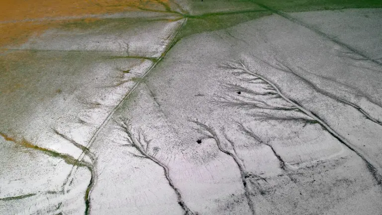 Imagen tomada desde un dron de la cola del pantano de Yesa con el rio Aragón prácticamente sin cauce de agua y donde se aprecia también el descenso de su capacidad. La humedad de la tierra la hace florecer ofreciendo contrastes cromáticos mas típicos de la primavera que del mes tan seco que está atravesando la península. La cuenca del Aragón y Arba ha entrado en emergencia, ya que el volumen embalsado en Yesa el último día del mes pasado era de 183 hm3, solo superior al registrado en la sequía de 2001-2002. La CHE reconoce que las predicciones de precipitaciones para los próximos tres meses no son claras mientras que las de temperaturas siguen dando mayor probabilidad de que sean superiores a las de la media. EFE/ Jesús Diges