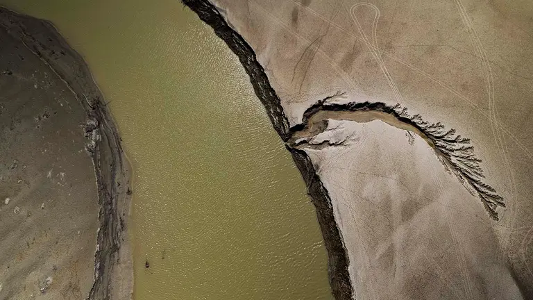 GRAFCAV8929. YESA, 23/08/2022.-  Imagen tomada desde un dron del pantano de Yesa que está actualmente por debajo del 30 % de su nivel. Los agricultores y ganaderos de Navarra han trasladado su alarma ante las posibles consecuencias económicas y medioambientales de la escasez de agua que afecta a la Comunidad foral, con un verano especialmente caluroso y sin precipitaciones que tendrá repercusiones en el desarrollo de los cultivos y en el precio de la carne. EFE/ Jesús Diges
